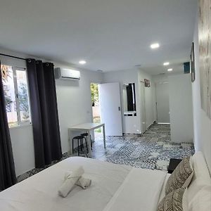 Ayz Silvela - Auto Check-In Property